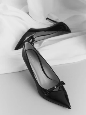 Czarne lakierowane czółenka z kokardką TARANKO