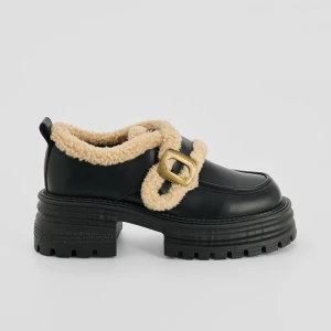 Czarne loafersy z futerkiem i klamerkami House