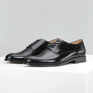 Wizytowe półbuty męskie w kolorze czarnym linia premium 10056-51 Wojas