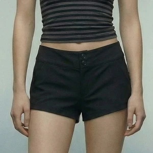 Czarne mikroszorty z podwójnymi guzikami House