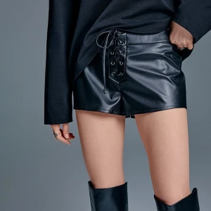 Czarne mikroszorty ze sztucznej skóry House