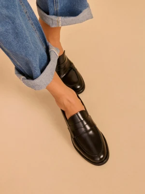 Czarne mokasyny skórzane CARINII B10406-E50-000-000-000