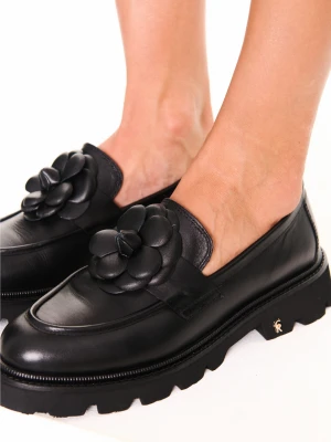 Czarne mokasyny z kwiatem CARINII B10491-E50-000-000-000