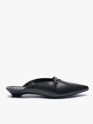 Czarne mule z paskiem na miniobcasie Ryłko