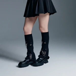 Czarne ocieplacze na kostki z agrafkami i fabrycznymi dziurami House