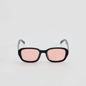 Czarne okulary przeciwsłoneczne z różowymi szkłami House