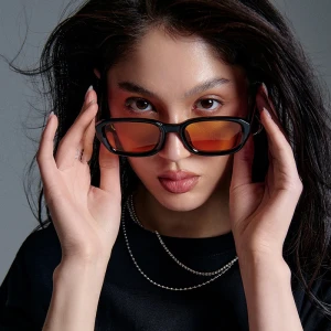 Czarne okulary przeciwsłoneczne z żółtymi szkłami House