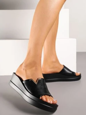 Czarne Perforowane Klapki Vices na Niskim Koturnie z Metaliczną Aplikacją Kosarine