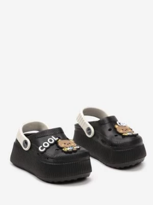 Czarne Piankowe Płaskie Klapki z Paskiem Podtrzymującym Stopę z Ozdobnymi Wycięciami i Aplikacją Bannestra