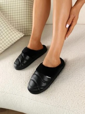 Czarne Pikowane Płaskie Kapcie Vices Ozdobione Futerkiem Abrinevia