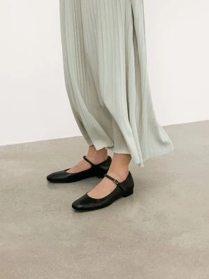 Czarne płaskie czółenka z paskiem Kazar