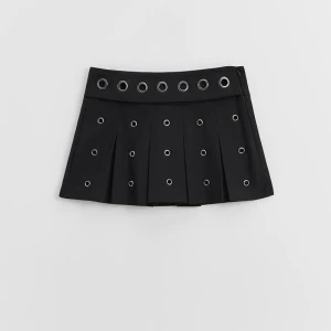 Czarne plisowane spódnico-spodenki z metalowymi oczkami House