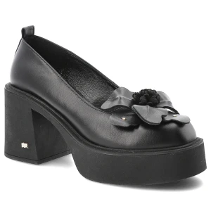 Półbuty damskie Karino, skórzane z ozdobnym kwiatem na wysokim klocku wsuwane i z okrągłym noskiem, czarne lico, 5771-076-P