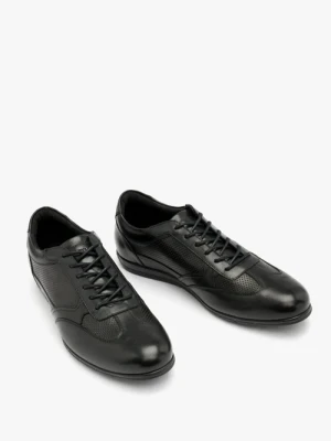 Czarne półbuty z perforacją na cholewce Ryłko