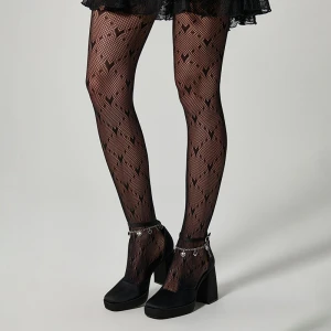 Czarne rajstopy kabaretki we wzór serduszek i kropek House