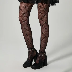 Czarne rajstopy kabaretki we wzór serduszek i kropek House