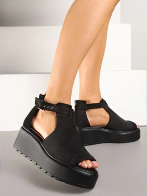 Czarne Sandały na Koturnie ze Skórzaną Wkładką i Ozdobnymi Wycięciami Sopilora purlina