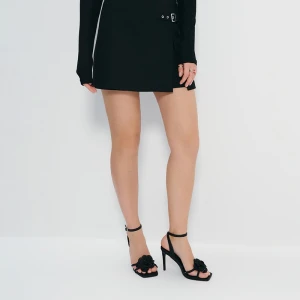 Czarne sandały na obcasie z kwiatkiem House