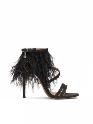 Czarne sandały z tkaniny ozdobione piórami Kazar