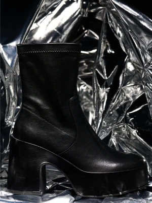 Czarne skórzane botki CARINII B10422-E50-000-000-000