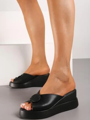 Czarne Skórzane Klapki na Koturnie z Perforacją Drisana