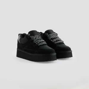 Czarne sneakersy na grubej podeszwie House