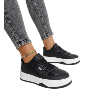 Czarne sneakersy na grubszej podeszwie Intisa Inna marka