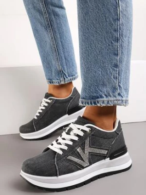 Czarne Sneakersy na Niewysokiej Platformie Ozdobione Naszywką z Cyrkonii Velapria