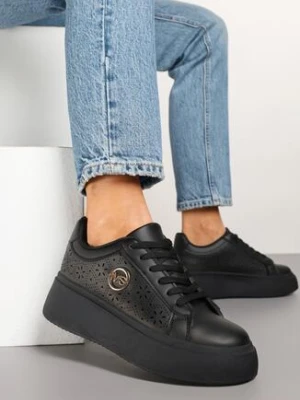 Czarne Sneakersy na Platformie Zdobione Ażurową Perforacją i Aplikacją Camioria msmg