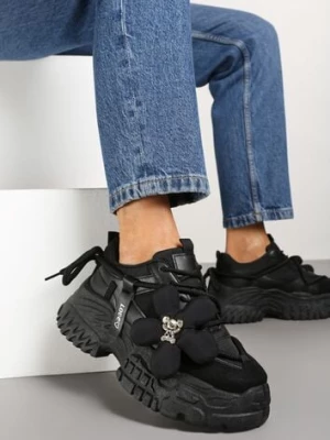 Czarne Sneakersy na Tłoczonej Podeszwie z Podwójnymi Sznurówkami i Kwiatową Naszywką Nitina