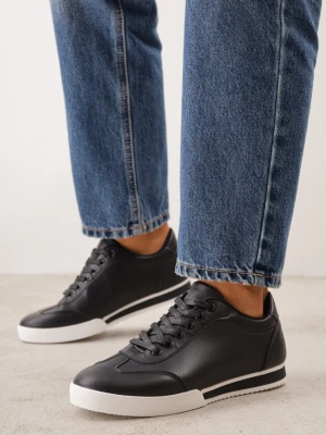 Czarne Sneakersy Seems to Change Vices