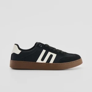 Czarne sneakersy w stylu retro z imitacji zamszu House