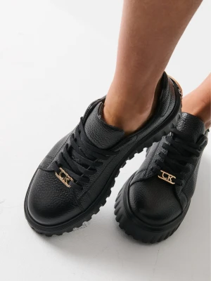 Czarne sneakersy z blaszką CARINII B10224-E50-000-000-000