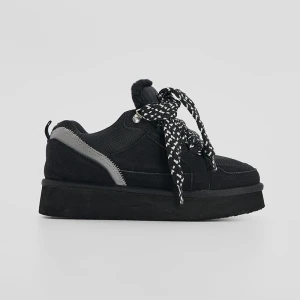 Czarne sneakersy z futerkiem na grubej podeszwie House