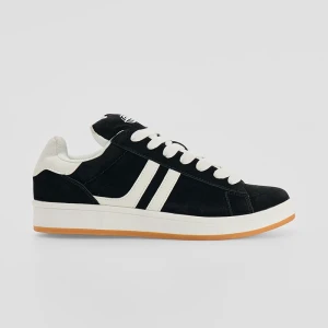 Czarne sneakersy z imitacji zamszu z białymi wstawkami House