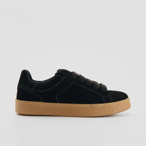 Czarne sneakersy z imitacji zamszu z szerokimi sznurówkami House