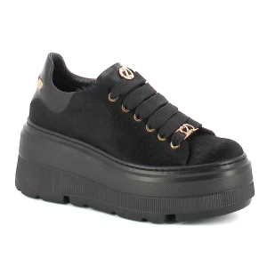Czarne sneakersy z naturalnym włosiem CARINII B10464-T85-000-000-G36