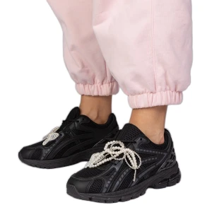 Czarne sneakersy z odpinanymi ozdobami Inna marka