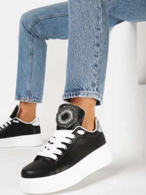 Czarne Sneakersy z Szerokim Językiem Ozdobionym Naszywką z Cyrkoniami Cirenla
