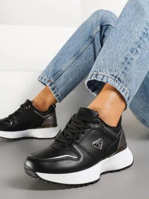 Czarne Sneakersy z Trójkątną Aplikacją i Perforacją Sennevia weide