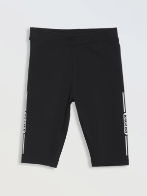 Czarne spodenki typu biker z kontrastowymi nadrukami z boku Reporter