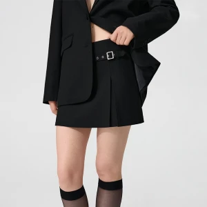 Czarne spódnico-spodenki z klamrą House