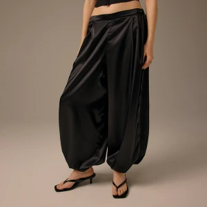 Czarne spodnie baggy z połyskujacej tkaniny House