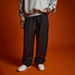 Czarne spodnie baggy z wiskozą House