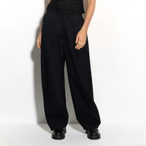 Czarne spodnie ballon fit z zaszewkami House