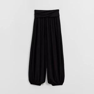 Czarne spodnie balloon fit z szerokim pasem House
