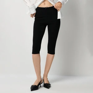 Czarne spodnie capri z ozdobnym pasem i kokardką House