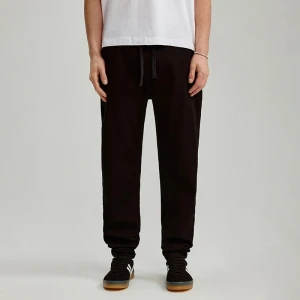 Czarne spodnie carrot fit na gumce House