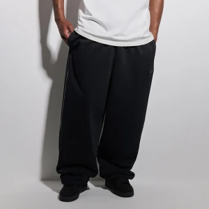 Czarne spodnie dresowe baggy fit basic House
