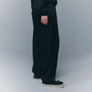 Czarne spodnie dresowe baggy z koronką House